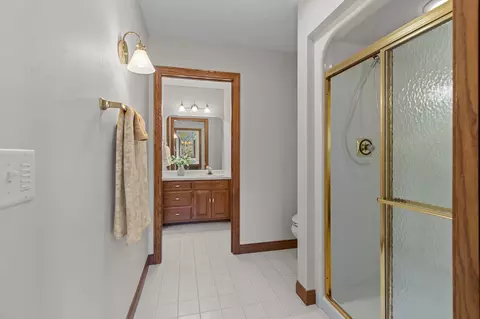 Bath - 63 Brentwood Ln, Appleton, WI 54915 photo 9 of 12