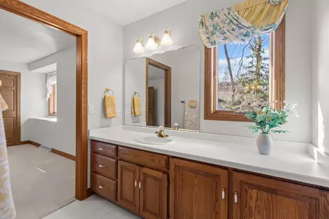 Bath - 63 Brentwood Ln, Appleton, WI 54915 photo 7 of 12
