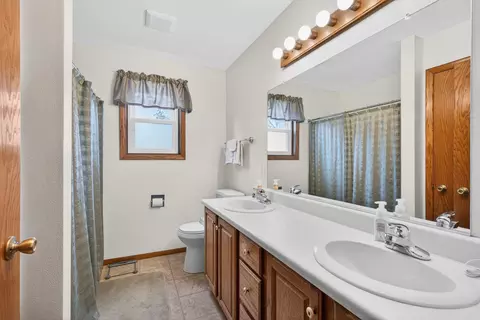 Bath - 3230 S Whip Poor Will Ln, Appleton, WI 54915 photo 2 of 3