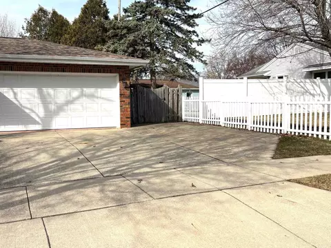 Exterior - 1931 N Summit St, Appleton, WI 54914 photo 2 of 3