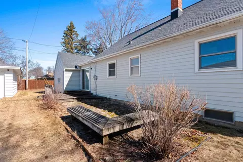 Exterior - 2105 N Ballard Rd, Appleton, WI 54911 photo 4 of 7