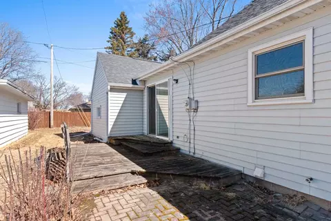 Exterior - 2105 N Ballard Rd, Appleton, WI 54911 photo 5 of 7