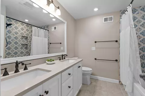 Bath - 45 Fox Point Dr, Appleton, WI 54911 photo 5 of 8