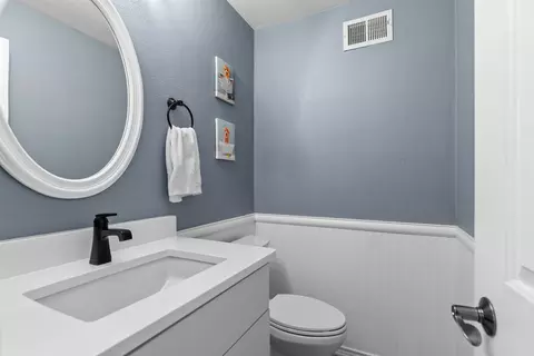Bath - 45 Fox Point Dr, Appleton, WI 54911 photo 1 of 8