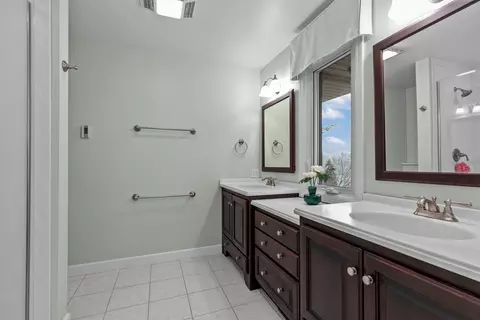 Bath - 45 Fox Point Dr, Appleton, WI 54911 photo 2 of 8