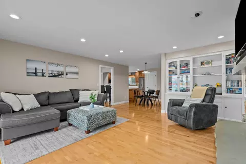 Living - 45 Fox Point Dr, Appleton, WI 54911 photo 2 of 8