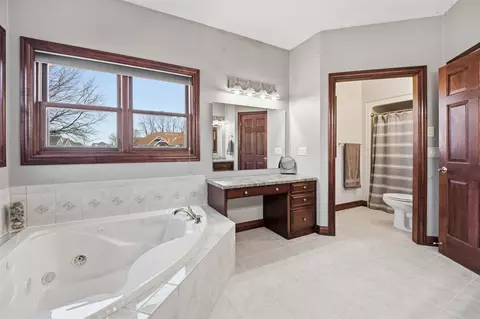 Bath - 3400 W Warner Estates Dr, Appleton, WI 54913 photo 2 of 5