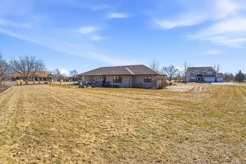 Exterior - 3400 W Warner Estates Dr, Appleton, WI 54913 photo 4 of 18