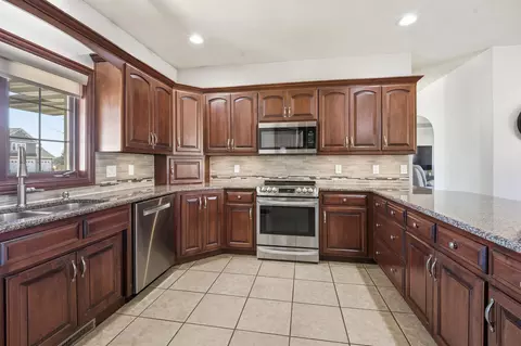 Kitchen - 3400 W Warner Estates Dr, Appleton, WI 54913 photo 2 of 4