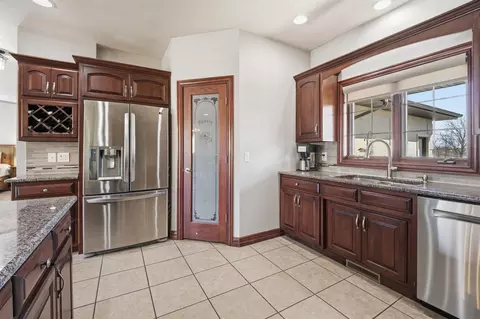Kitchen - 3400 W Warner Estates Dr, Appleton, WI 54913 photo 3 of 4