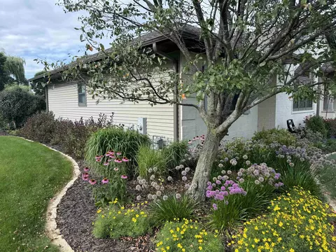 Exterior - 3400 W Warner Estates Dr, Appleton, WI 54913 photo 8 of 18