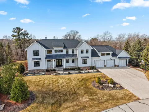 2536 Meadow Breeze Ct, Green Bay, WI 54311