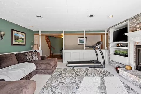 Living - 63 Fox Point Dr, Appleton, WI 54911 photo 5 of 7
