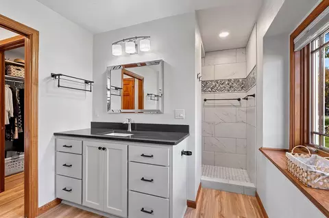 Bath - 63 Fox Point Dr, Appleton, WI 54911 photo 5 of 13