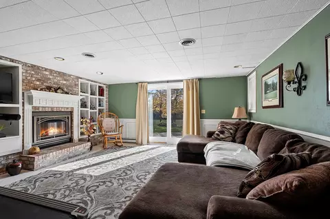 Living - 63 Fox Point Dr, Appleton, WI 54911 photo 6 of 7