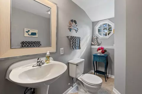 Bath - 63 Fox Point Dr, Appleton, WI 54911 photo 2 of 13