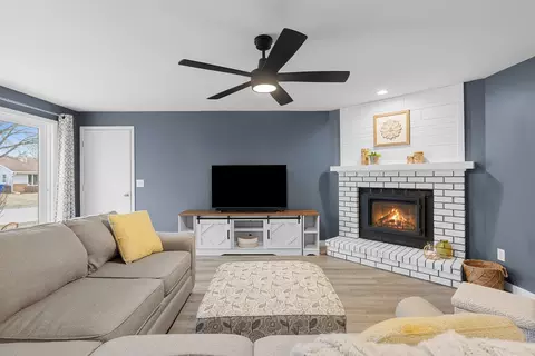 Living - 921 E Windfield Pl #A, Appleton, WI 54911 photo 2 of 4