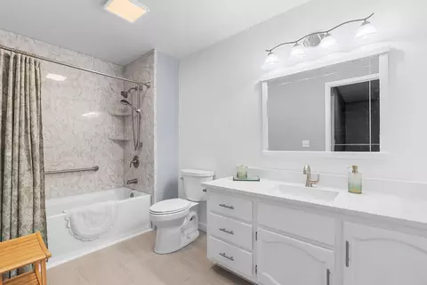 Bath - 921 E Windfield Pl #A, Appleton, WI 54911 photo 2 of 5
