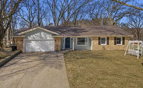 651 Leighton Rd, Waupaca, WI 54981