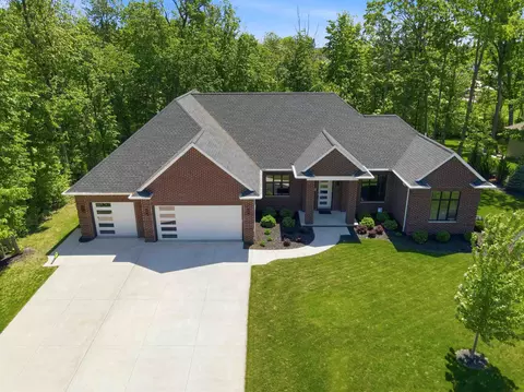 945 Woodcrest Heights Dr, Menasha, WI 54952