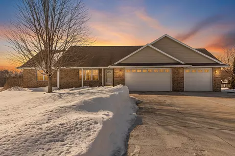 2937 Firethorn Ct, Green Bay, WI 54313