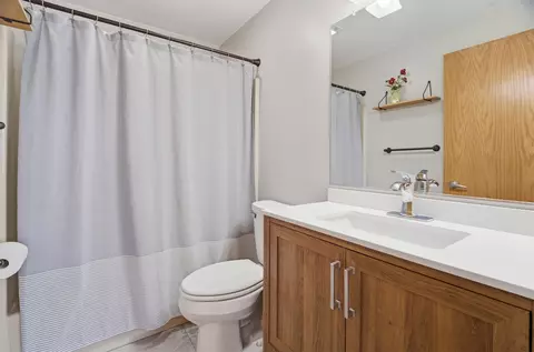 Bath - 29 Hillock Ct, Appleton, WI 54914 photo 1 of 2