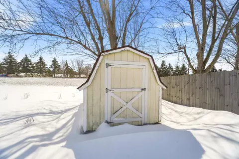 Exterior - 29 Hillock Ct, Appleton, WI 54914 photo 8 of 11
