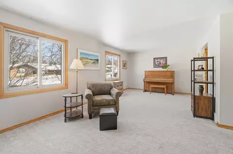 Living - 29 Hillock Ct, Appleton, WI 54914 photo 4 of 4