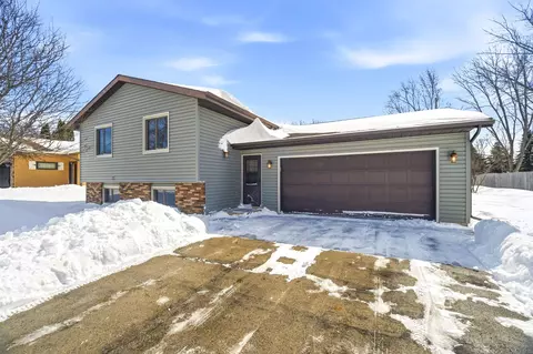 Exterior - 29 Hillock Ct, Appleton, WI 54914 photo 2 of 11