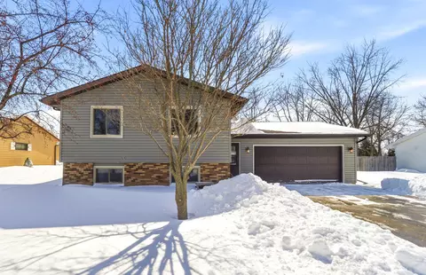 Exterior - 29 Hillock Ct, Appleton, WI 54914 photo 3 of 11