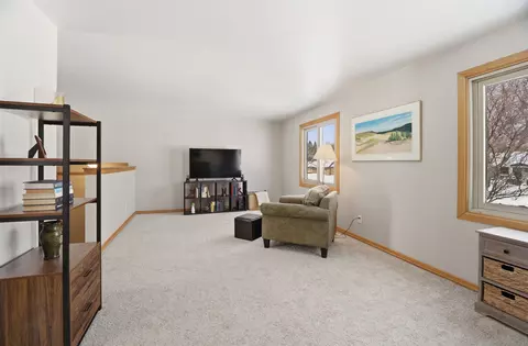 Living - 29 Hillock Ct, Appleton, WI 54914 photo 2 of 4
