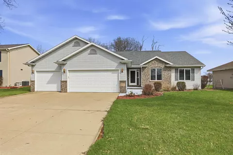 2294 Meadow Heights Cir, Neenah, WI 54956