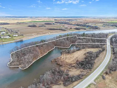 3979 Lost Dauphin Rd, Wrightstown, WI 54115 photo 2