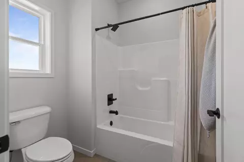 Bath - 2380 Scheuring Rd, De Pere, WI 54115 photo 4 of 10