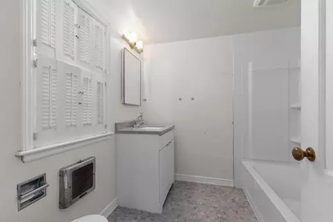 Bath - 1 Brokaw Pl, Appleton, WI 54911 photo 2 of 3