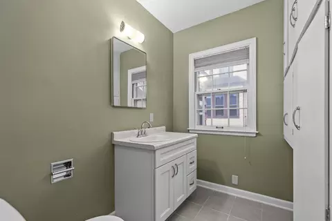 Bath - 1 Brokaw Pl, Appleton, WI 54911 photo 1 of 3
