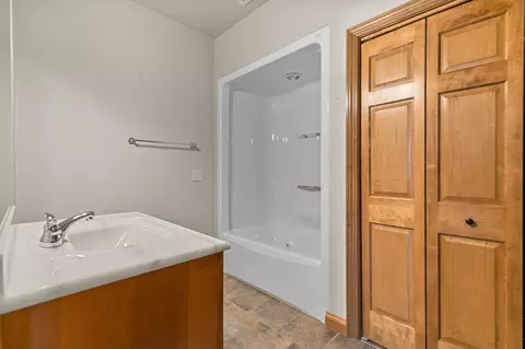 Bath - 4801 N Fallview Ln, Appleton, WI 54913 photo 1 of 5
