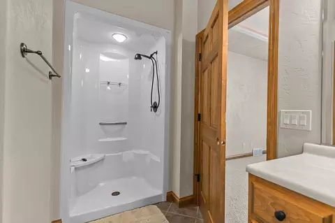 Bath - 4801 N Fallview Ln, Appleton, WI 54913 photo 5 of 5