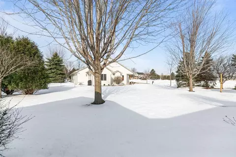 Exterior - 4801 N Fallview Ln, Appleton, WI 54913 photo 2 of 6