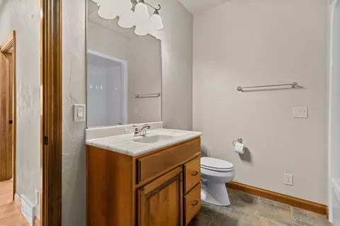 Bath - 4801 N Fallview Ln, Appleton, WI 54913 photo 2 of 5