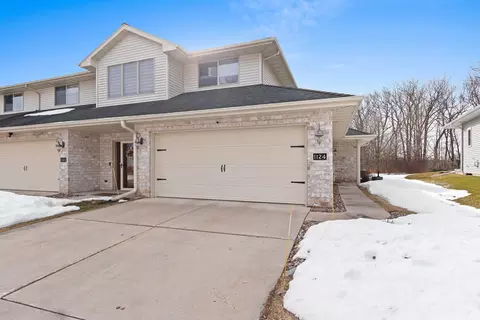 1124 Heyerdahl Hts, Hobart, WI 54155