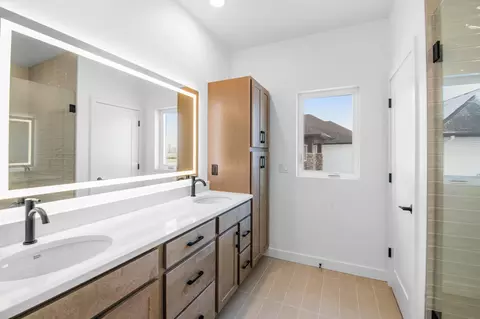 Bath - 308 Kerrigan Dr, Wrightstown, WI 54180 photo 1 of 5