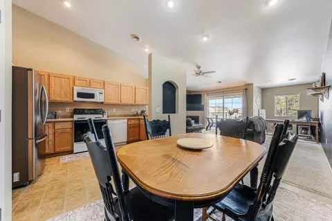 Dining - 4735 N Newcastle Ln #D, Appleton, WI 54913 photo 3 of 4