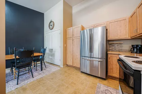 Dining - 4735 N Newcastle Ln #D, Appleton, WI 54913 photo 4 of 4