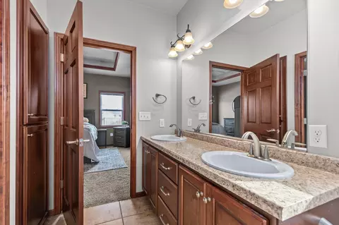 Bath - 4326 E Appleview Dr, Appleton, WI 54913 photo 3 of 7