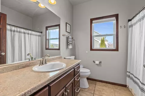 Bath - 4326 E Appleview Dr, Appleton, WI 54913 photo 4 of 7