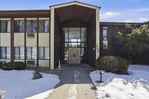 1699 Alcan Dr #212, Menasha, WI 54952
