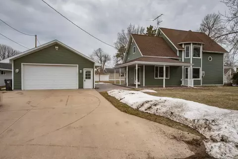 215 E Alfred St, Weyauwega, WI 54983