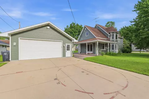 215 E Alfred St, Weyauwega, WI 54983