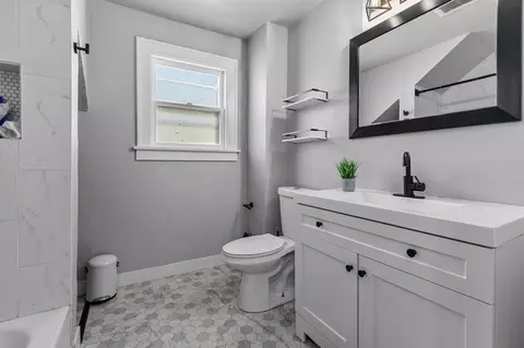 Bath - 818 N Durkee St, Appleton, WI 54911 photo 3 of 4